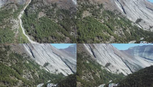 这张照片拍摄于尼泊尔喜马拉雅山脉的Manang山谷的茂密森林。安纳普尔纳的尖峰和贫瘠的山峰在后面。安纳普尔纳峰电路长途跋涉。大自然的美高清在线视频素材下载
