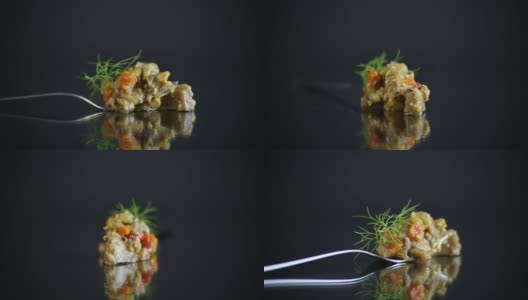 煮熟的夏季茄子鱼子酱与蔬菜在黑色的背景高清在线视频素材下载