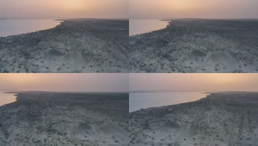 沙漠中的湖泊迎来了最美丽的日落时刻高清在线视频素材下载