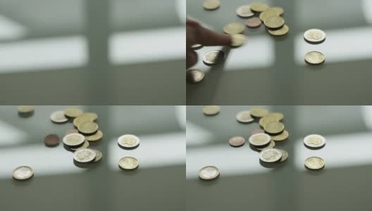 用手把欧元硬币扔在桌上高清在线视频素材下载