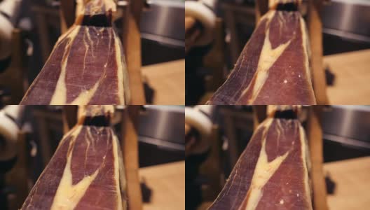 Jamon塞拉诺。传统西班牙火腿在市场上收市。桌上的猪腿火腿。餐厅内部的美食肉。整个火腿放在架子上。多莉高清在线视频素材下载