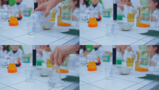 孩子们在学校的实验室里学习化学。化学课上的孩子们高清在线视频素材下载