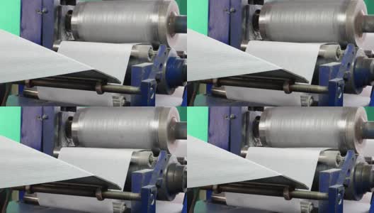 生产餐巾纸的生产线。自动生产线生产餐巾高清在线视频素材下载