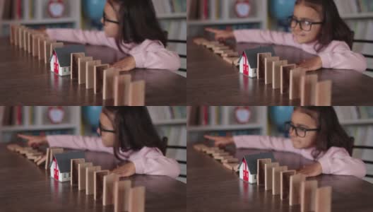 小女孩正在玩木块高清在线视频素材下载