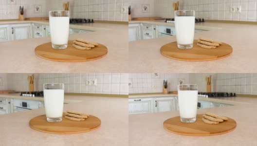 特写是一杯牛奶和健康脆脆的早餐饼干。以白色厨房为背景的旋转相机。Dolly-shot。高清在线视频素材下载