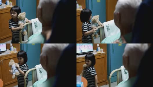 小女孩在医院里抱着泰迪熊高清在线视频素材下载