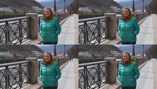 一位中年妇女独自走在小城市的河堤上高清在线视频素材下载