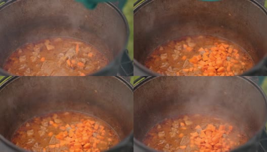 在大铁锅里准备菜，用红洋葱和肉等组成高清在线视频素材下载