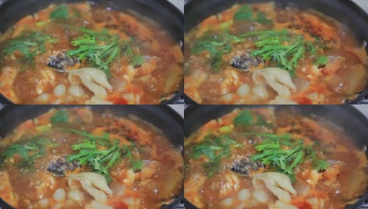 韩式辣鱼炖汤。美味和受欢迎的食物。高清在线视频素材下载