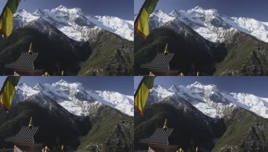 塔和经幡旗附近的定伯切村与Lhotse山，通往珠穆朗玛峰大本营，昆布山谷，Solukhumbu, Sagarmatha国家公园，尼泊尔喜马拉雅山高清在线视频素材下载