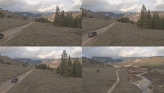 空中时间扭曲:黑色SUV吉普车在泥泞的乡村道路上行驶高清在线视频素材下载
