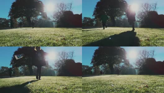 秋天的早晨，孩子们在英国乡村的清晨露珠草上奔跑高清在线视频素材下载