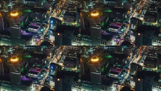 从空中的角度看，曼谷市中心夜间灯光照亮的街道和多种颜色的交通高清在线视频素材下载