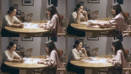 两个亚洲女性在家里工作的时候讨论市场营销的场景高清在线视频素材下载