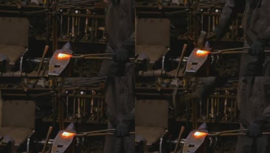 铁匠锻造熔化的金属高清在线视频素材下载