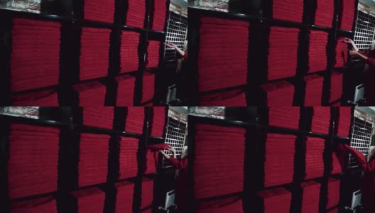 年轻的女士正在豪华运动中心的黑色货架上取红色的毛巾，慢镜头高清在线视频素材下载