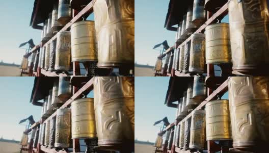 在蒙古的一座寺庙里捻着佛教的祈祷鼓。高清在线视频素材下载