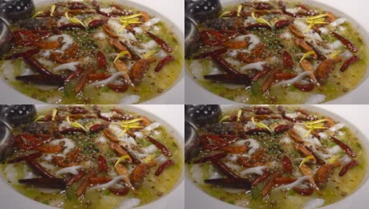 中国菜:水煮鱼配酸菜辣椒高清在线视频素材下载