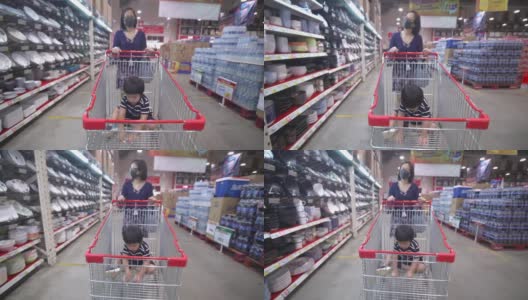 亚洲母亲和儿子在超市购物-新常态概念高清在线视频素材下载