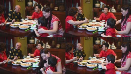 亚洲华人家庭春节团圆饭吃传统菜肴生鱼刘生高清在线视频素材下载