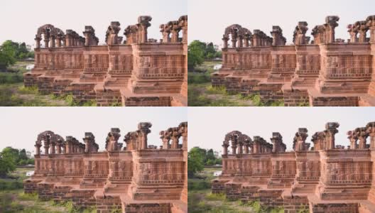 在印度古吉拉特邦Bhuj，古吉拉特邦，有晴朗的蓝天，可以看到古老的历史遗迹Chhatardi。高清在线视频素材下载