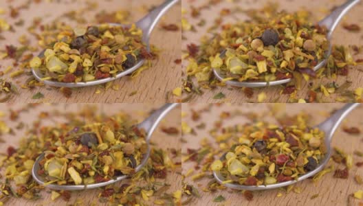 健康的有机混合摩洛哥香料落入一个勺子上的木制表面高清在线视频素材下载