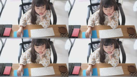 小女孩在家里的台式电脑上在线学习高清在线视频素材下载