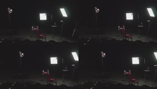 纪录片拍摄设置在剧场舞台上，三点灯光设置摄像机三脚架导演座高清在线视频素材下载