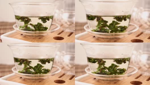 绿茶特写在玻璃透明的盘子。茶道，茶会高清在线视频素材下载