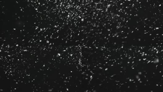暴风雨的天气，下雪，大的雪花与风，孤立在黑色的背景。真实的镜头光晕，很容易使用混合/叠加模式。高清在线视频素材下载