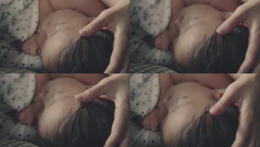 母亲在家和熟睡的男婴(10个月)高清在线视频素材下载