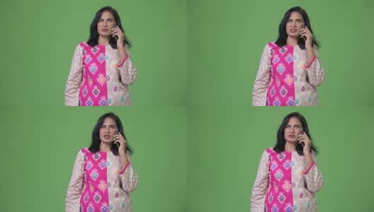 成熟美丽的印度女人一边打电话一边思考高清在线视频素材下载