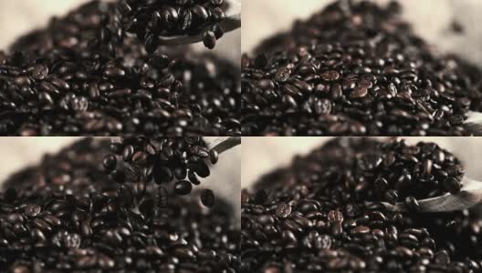 SLO MO CU用木勺舀咖啡豆高清在线视频素材下载