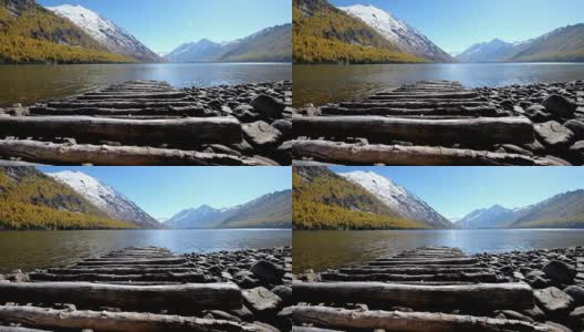阿尔泰山脉下多恩斯科湖上的木制人行桥高清在线视频素材下载