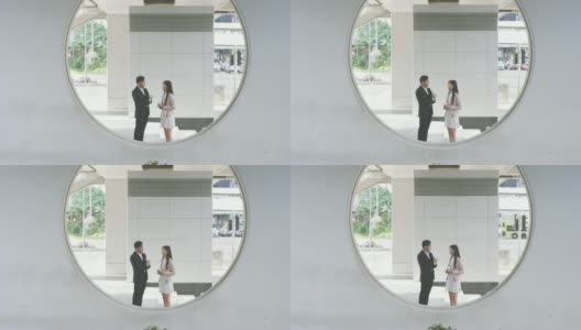 两个中国商人在室外的圆形建筑后面交谈高清在线视频素材下载