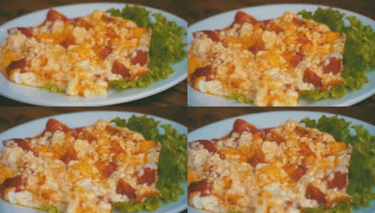 餐厅木桌上的一盘格鲁吉亚煎蛋卷，配上番茄、奶酪和香草。高清在线视频素材下载