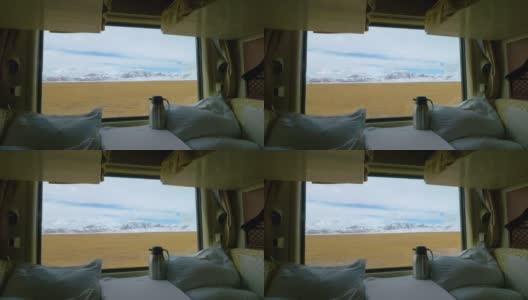 近距离观察:舒适的过夜火车上，令人惊叹的雪景喜马拉雅。高清在线视频素材下载