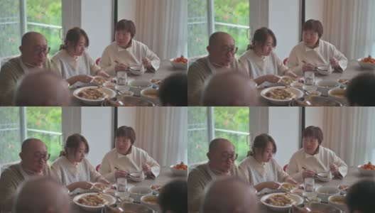 中国母亲和女儿多代同堂在除夕享受团圆饭高清在线视频素材下载