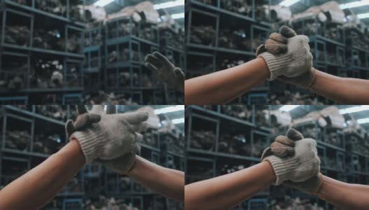 工厂里两个工人握手的特写，慢动作。高清在线视频素材下载