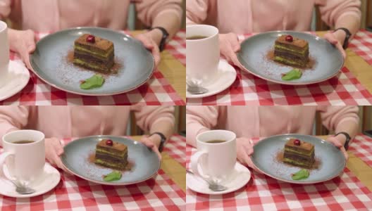 开胃的甜点抹茶绿茶层蛋糕与一盘巧克力高清在线视频素材下载