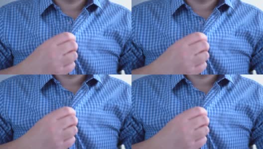 一个男人解开了衬衫扣子，因为办公室很热高清在线视频素材下载
