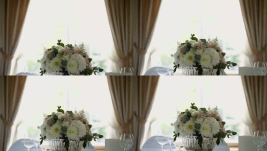 用鲜花装饰的婚宴餐桌高清在线视频素材下载