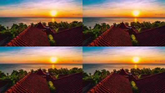 FullHD间隔拍摄。日出俯瞰平房屋顶和印度洋。2015年7月15日，印度尼西亚巴厘岛高清在线视频素材下载