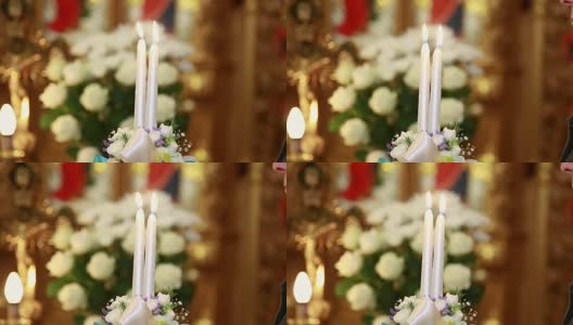 在教堂里，新娘和新郎手持蜡烛举行婚礼高清在线视频素材下载