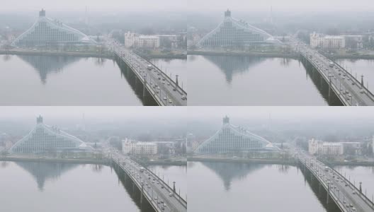 拉脱维亚。顶视图城市景观在薄雾多雨的冬天的一天高清在线视频素材下载
