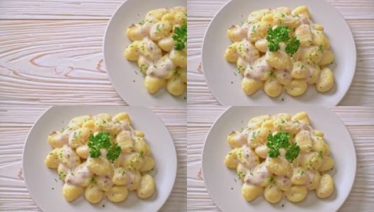意大利风味的蘑菇奶油汤和芝士高清在线视频素材下载