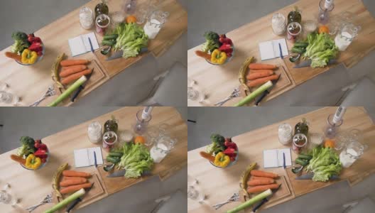 家庭厨房木桌上的蔬菜和水果俯视图。均衡的食物，饮食烹饪和健康的生活方式高清在线视频素材下载