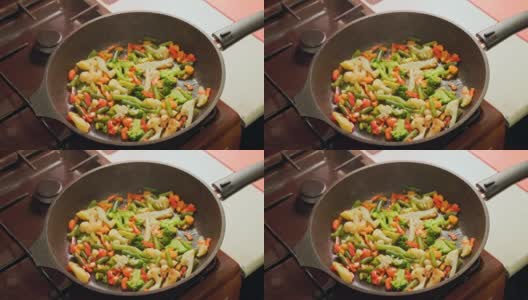 慢动作特写煎蔬菜在锅与蒸汽和没有盖高清在线视频素材下载