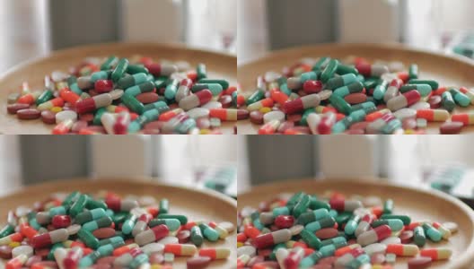 药品处方瓶和药丸的特写，医学概念，多莉拍摄高清在线视频素材下载