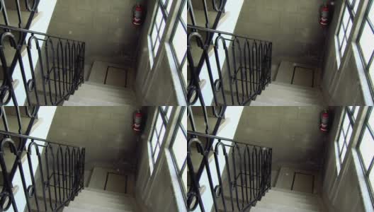楼梯内部在一个有对称的楼梯和高天花板的旧公寓大楼。高清在线视频素材下载